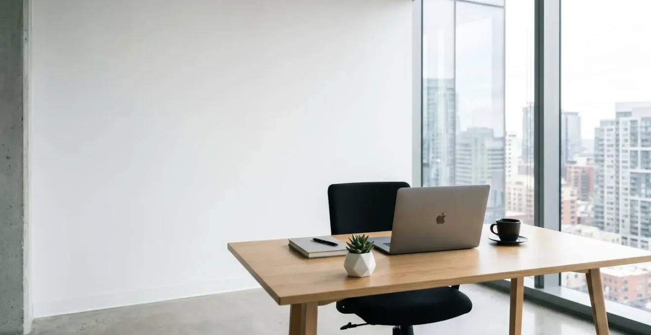 Espace de travail avec ordinateur montrant l'interface du guichet unique depuis un angle arrière