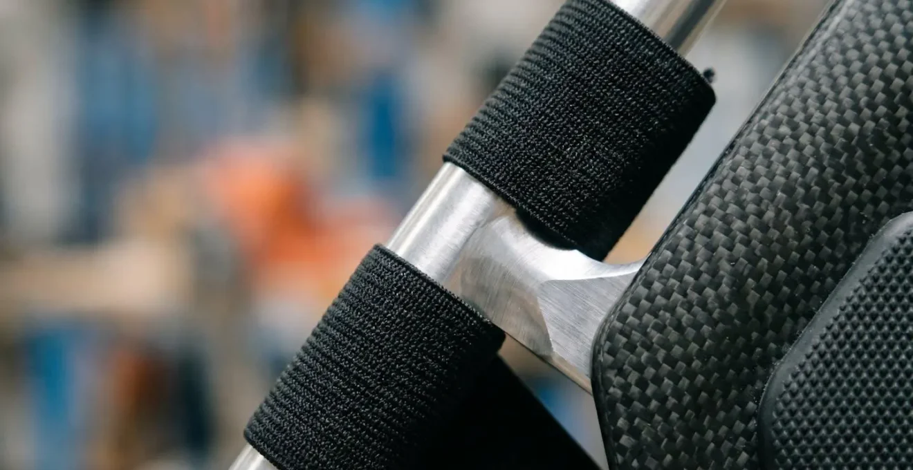 Maçon équipé d'un exosquelette de soutien lombaire sur chantier
