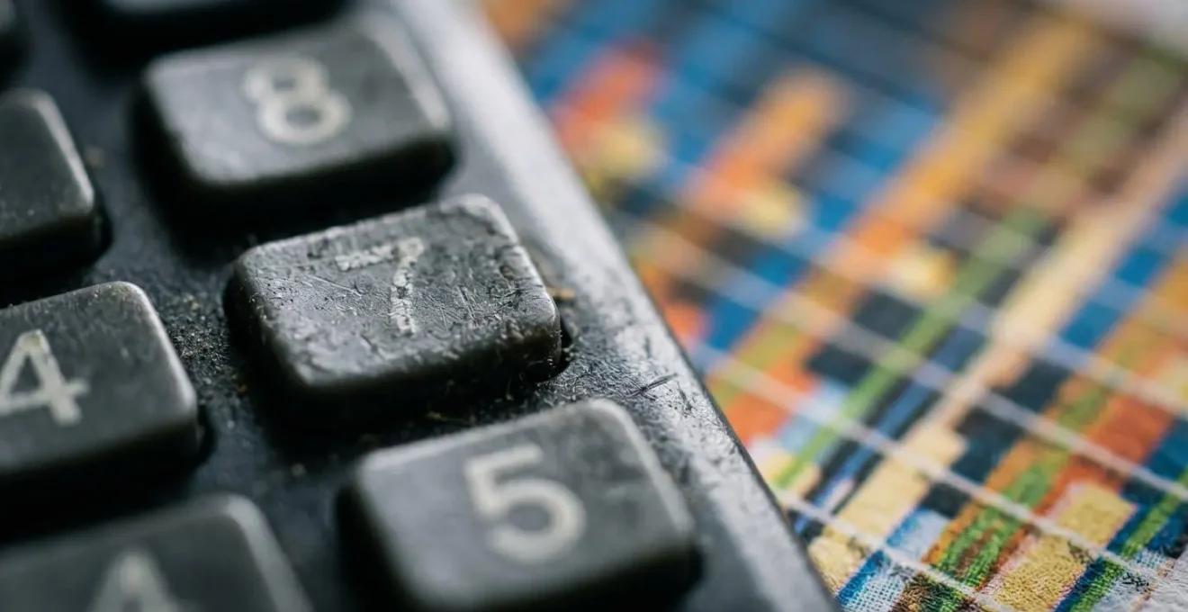 Vue macro de documents comptables avec calculatrice et stylo